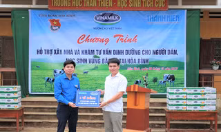 Ông Phạm Tuyên – Giám đốc Kinh doanh miền Bắc Công ty Cổ phần Sữa Việt Nam trao bảng tượng trưng hỗ trợ xây dựng 10 căn nhà cho đại diện Tỉnh đoàn Hòa Bình.