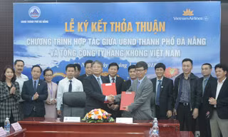 Ông Nguyễn Ngọc Tuấn - Phó chủ tịch UBND TP Đà Nẵng (trái) và Ông Trịnh Ngọc Thành - Phó Tổng giám đốc Vietnam Airlines (phải) trao biên bản thỏa thuận hợp tác