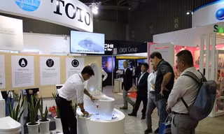 Khách tham quan tìm hiểu sản phẩm công nghệ mới thân thiện môi trường của TOTO Việt Nam tại hội chợ triển lãm EPIF 2017. Ảnh: MINH QUỐC
