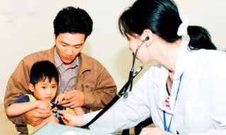 Khi trẻ có dấu hiệu của bệnh hen suyễn, phụ huynh nên cho trẻ đi khám để bác sĩ chữa trị kịp thời. (Ảnh: CHÍ CƯỜNG)