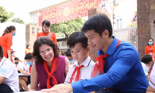 Anh Nguyễn Ngọc Lương, Bí thư T.Ư Đoàn, Chủ tịch Hội đồng Đội T.Ư cổ vũ học sinh Hà Nội vẽ tranh về Việt Nam - Cu Ba Ảnh: LÂM ĐĂNG HẢI 