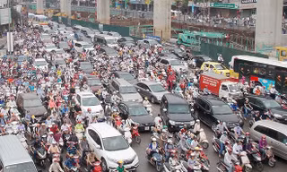 Từ nay đến năm 2020, thành phố Hà Nội thực hiện giải pháp, ô tô phải mở tài khoản nộp phí, xe máy được phân vùng để hạn chế Ảnh: A.Trọng 