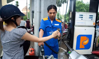 Xăng E5RON92 về bằng mức giá bán lẻ của tháng 4/2009 Ảnh: Như Ý