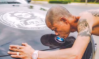Tự Thanh Đa bên cạnh xế cưng BMW