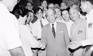 Tổng Bí thư Ðỗ Mười với các đại biểu dự Ðại hội VII Ðảng Cộng sản Việt Nam (tháng 6/1991) Ảnh: Xuân Lâm - TTXVN