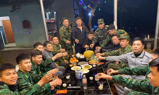 Phút đón giao thừa trên đỉnh chốt 05-06. Ảnh: Duy Chiến