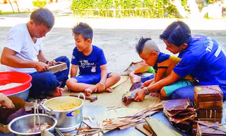 Gói bánh chưng lá bàng vuông