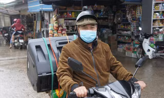 Hàng ngày hình ảnh ông Vàng Lộc đi tuyên truyền phòng chống dịch đã trở nên quen thuộc của người dân