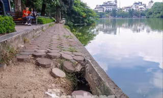 Kè hồ Hoàn Kiếm sạt lở gây mất mỹ quan và an toàn cho người dân 