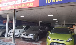 Các gara đầy ắp ô tô cũ