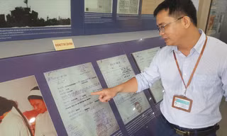 TS Lê Tiến Công, Phó Giám đốc phụ trách Nhà trưng bày Hoàng Sa, giới thiệu về các tư liệu quý 