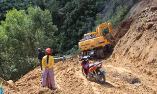 Để rút được tiền lương trong thẻ, cán bộ viên chức, nhân viên ở huyện miền núi Sơn Tây nhiều khi phải vượt qua những con đường thế này Ảnh: Nguyễn Ngọc 