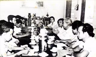 Nhà thơ Vũ Đình Liên (thứ ba bìa phải) trò chuyện với văn nghệ sĩ Nghĩa Bình năm 1988 (Tác giả ngồi cuối, cùng hàng)