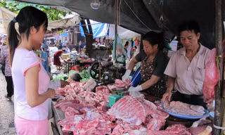 Giá thịt lợn có thể tăng cao trong thời gian tới, do thiếu hụt nguồn cung trong nước vì bệnh dịch tả lợn châu Phi Ảnh: Bình Phương 