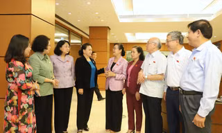 Chủ tịch Quốc hội Nguyễn Thị Kim Ngân trao đổi với các đại biểu bên lề kỳ họp Ảnh: Như Ý 