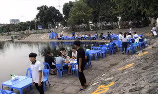 Quán bia lấn xuống lòng hồ Rùa (Phương Liệt, Thanh Xuân) ngày 20/7
