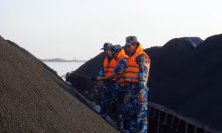 Lực lượng Cảnh sát biển bắt giữ sà lan chở than không có hóa đơn, chứng từ 