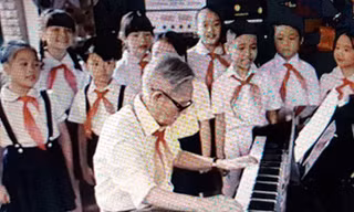 NS Phong Nhã cùng tốp ca (Ảnh tư liệu) 