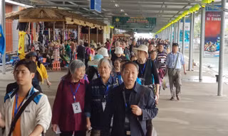 Một lượng du khách Trung Quốc ồ ạt vào Việt Nam qua tour giá rẻ ảnh: HOÀNG DƯƠNG 