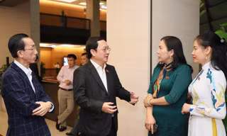 Tại kỳ họp tới, Quốc hội sẽ kiện toàn chức danh Nhà nước. (Trong ảnh, ĐB trao đổi bên hành lang Quốc hội). Ảnh: Như Ý