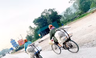 Những người đạp xe đi bán muối rong ở Diễn Vạn 
