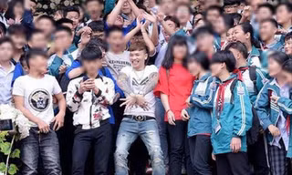“Giang hồ mạng” Khá Bảnh được một bộ phận giới trẻ xem như “thần tượng” (ảnh lớn); Hành động chơi ngông đốt xe của Khá Bảnh thể hiện “nói là làm” (ảnh nhỏ) Ảnh: FC