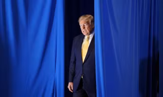 Ông Trump luôn phải đối đầu với các cáo buộc có liên quan đến cái gọi là sự can thiệp bầu cử Mỹ từ chính phủ Nga Ảnh: Reuters 