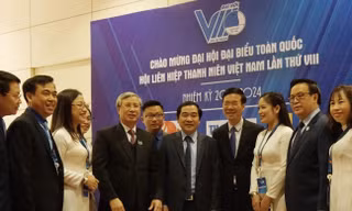 Thường trực Ban Bí thư Trần Quốc Vượng và các đại biểu dự Đại hội 