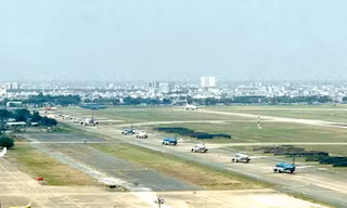 Tàu bay xếp hàng dài đợi tới lượt cất cánh tại sân bay Tân Sơn Nhất Ảnh: Ngọc Tuấn 