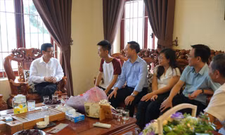 Anh Nguyễn Thuận Hưng trao đổi với GS. Nguyễn Văn Minh, Hiệu trưởng Trường ĐH Sư phạm Hà Nội (bìa trái)Ảnh: Bá Hải