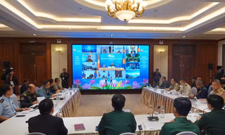 Tùy viên Quốc phòng các nước ASEAN tại Việt Nam tham dự hội nghị tại điểm cầu Hà Nội ẢNH: NGUYỄN MINH 