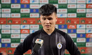 Quang Hải rưng rưng nước mắt chia tay CĐV Hà Nội trong trận đấu cuối cùng tại V-League 