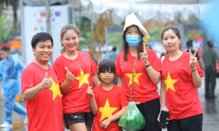 CĐV Phú Thọ đội mưa tới sân cổ vũ U23 Việt Nam đấu Timor Leste