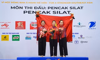 Các VĐV Nguyễn Thị Thu Hà, Nguyễn Thị Huyền, Vương Thị Bình mang về tấm HCV đầu tiên, giúp Penak Silat cởi bỏ áp lực. Ảnh Như Ý