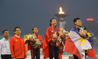 Phó thủ tướng Vũ Đức Đam trao HCV SEA Games cho Nguyễn Thị Oanh, Nguyễn Huy Hoàng 