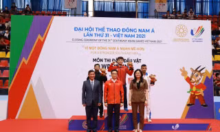 Phó Thủ tướng Vũ Đức Đam trao HCV cho VĐV Phùng Khắc Huy. Ảnh: Quý Lượng