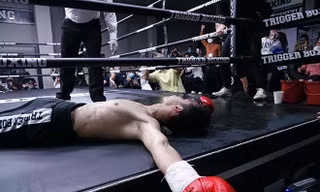 Trần Văn Thảo hạ knock-out nhà vô địch bất bại Thái Lan 