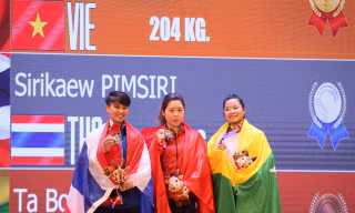 Hoàng Thị Duyên (giữa) bảo vệ thành công HCV SEA Games hạng 59kg nữ. Ảnh: Quý Lượng