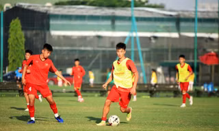 Văn Trường (áo vàng) trong buổi tập chiều 21/6
