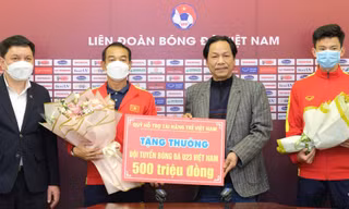 Phó tổng Biên tập Báo Tiền Phong Lê Minh Toản đại diện Quỹ hỗ trợ tài năng trẻ Việt Nam trao thưởng cho U23 Việt Nam. 