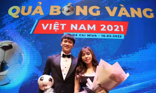 Hoàng Đức cùng bạn gái tại Gala trao giải Quả bóng vàng 2021. Ảnh: Hữu Phạm 