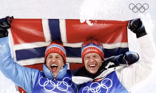 Hai anh em ruột đi vào lịch sử khi cùng giành huy chương cá nhân tại Olympic mùa đông 