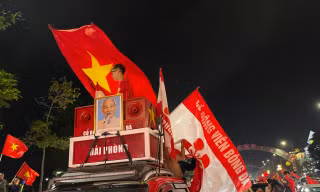 CĐV đi 'bão đêm' ăn mừng U23 Việt Nam vào chung kết SEA Games