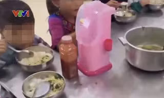 Hình ảnh học sinh bán trú Trường PTDT bán trú tiểu học Hoàng Thu Phố 1 ăn mì tôm chan cơm trắng. Ảnh chụp từ màn hình VTV