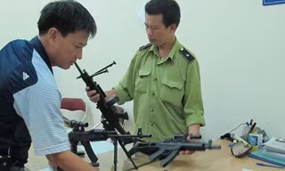 Bé trai hỏng mắt vì súng đồ chơi