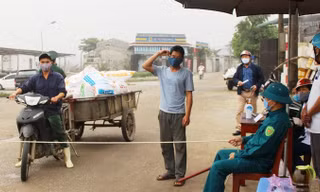Ban chỉ đạo phòng chống dịch COVID-19 huyện Diễn Châu (Nghệ An) đã yêu cầu địa phương lập các chốt để kiểm soát chặt chẽ và tiến hành đo thân nhiệt tất cả những người và phương tiện ra vào tại đây.