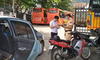 Phát hiện tài xế chở khách từ Hà Nội về Nghệ An bất chấp lệnh cấm