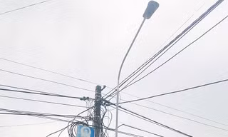 Các ĐVTN miệt mài lắp bóng đèn