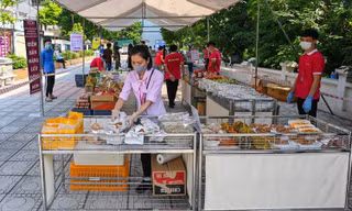 Siêu thị mở cửa ngoài trời thay vì trong phòng kín có điều hoà để đảm bảo an toàn cho khách.