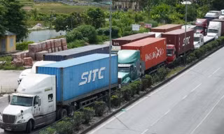Cửa ngõ Hải Phòng ùn tắc ngày 19/7, do trước đó phát hiện 2 tài xế mắc COVID-19.